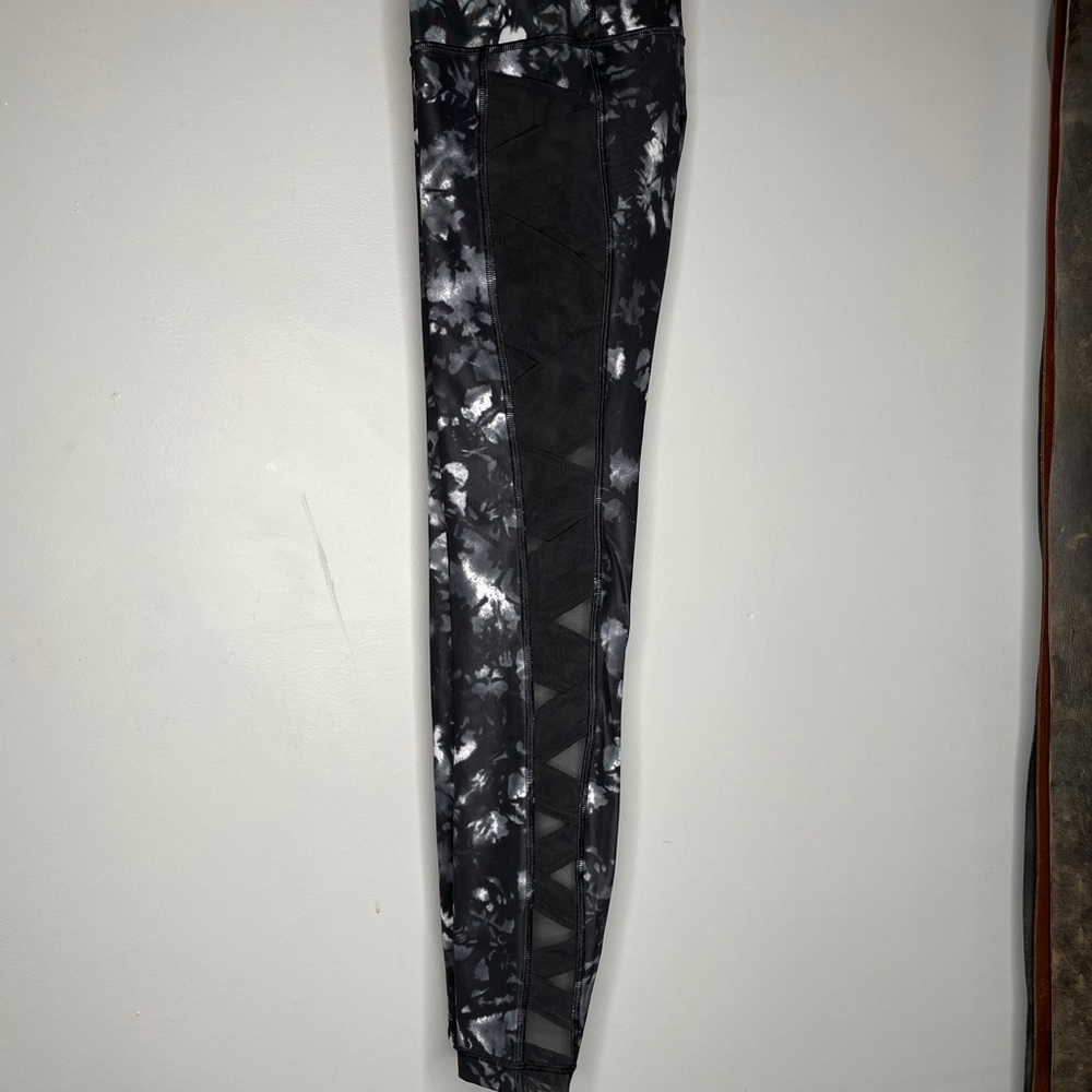 Lululemon Rise and Flow Pant - Size 8 - Picture 9 of 10